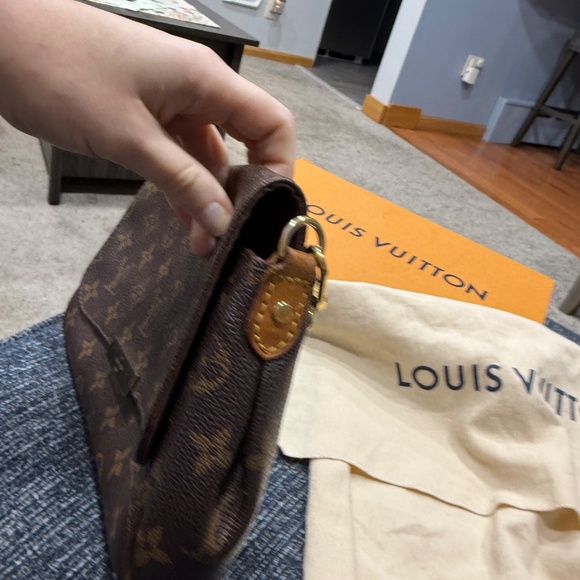 Louis Vuitton Monogram Favorite MM - Picture 8 of 15